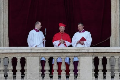 El cardenal Dominique Mamberti sale al balcón de San Pedro para anunciar el nombre del nuevo Papa.