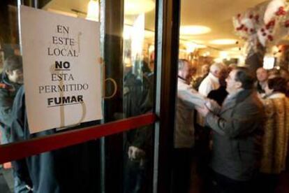 Local con el cartel que advierte de la prohibición de fumar en el centro de Vitoria.