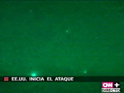 Imagen tomada de la cadena CNN+ que muestra el bombardeo sobre Kabul durante el primer ataque.