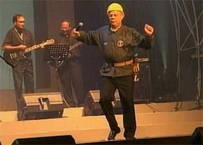 Tras la Cumbre de Seguridad en Yakarta, Colin Powell se subió al escenario y cantó <i>YMCA</i>, de Village People.