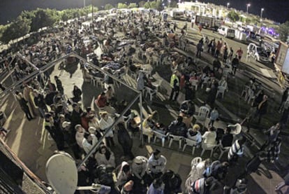 Cientos de vecinos instalados en el parque de la Huerta de la Rueda se disponen a pasar la noche al aire libre.
