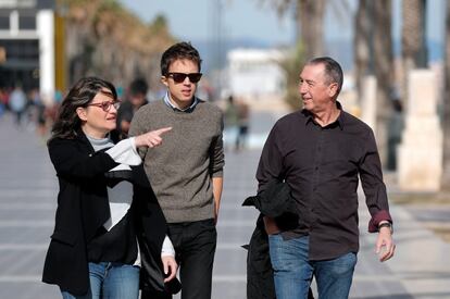 El candidato a la presidencia del Gobierno de Más País, Íñigo Errejón, en el centro, pasea por la playa de la Malvarrosa de Valencia junto al cabeza de lista de Compromís, Joan Baldoví, y la vicepresidenta de la Generalitat valenciana, Mónica Oltra.