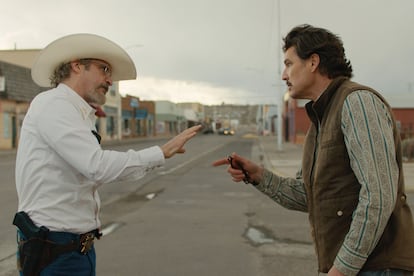 Joaquin Phoenix und Pedro Pascal in „Eddington“.