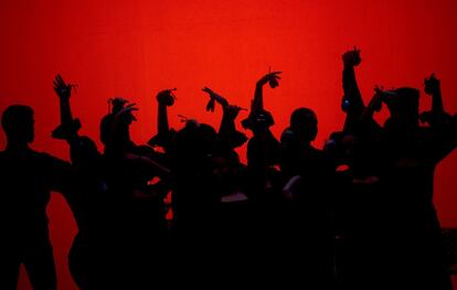 Un grupo de alumnos baila flamenco durante la celebración del 50º aniversario de las enseñanzas oficiales de danza en Andalucí­a, en el conservatorio de Córdoba.