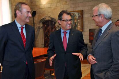 Alberto Fabra, Artur Mas y Ramón Luis Valcárcel, ayer, en la Generalitat de Cataluña.