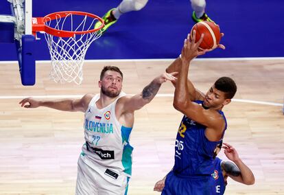 Doncic y Tavares, en el Eslovenia-Cabo Verde de este miércoles.