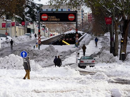 Uno de los túneles de Madrid, cerrado este lunes tras la intensa nevada que colapsó la capital de España durante el fin de semana.