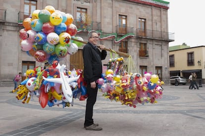 El escritor y traductor argentino César Aira, quien ha publicado más de cien obras, posa para una fotografía en las calles de Querétaro en el año 2017.