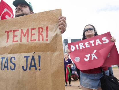 Manifestantes participam de protesto contra o presidente Michel Temer em Brasília.