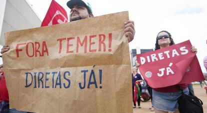 Manifestantes participam de protesto contra o presidente Michel Temer em Brasília.