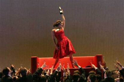 Anna Netrebko, en una escena de &#39;La traviata&#39;, de Verdi, en el Festival de Salzburgo 2005.