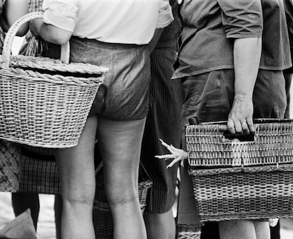 La pupila de Forcano capta momentos que se le pueden escapar incluso al que los presencia. Sus instantáneas son un exhaustivo registro de los acontecimientos. En el mercado de Banyoles el fotógrafo encuentra un lugar lleno de vida en el que, a través de las imágenes los vecinos narran su historia.