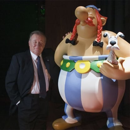 El dibujante junto a una figura en tres dimensiones de su creación: el galo Obelix y su perro Idefix