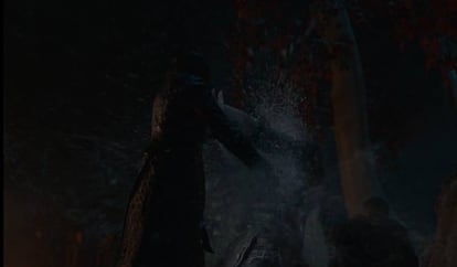 <p>Momento: Arya matando al Rey de la Noche con la daga que Bran le regaló. </p><p>¿Por qué? Es ella, que viene ejerciendo su independencia desde hace varias temporadas, la pieza clave para acabar con todos los caminantes blancos a la vez. Para ganar la gran guerra. Llega, además, alentada por otra mujer, Melisandre. "¿Qué le decimos al Dios de la Muerte?", le pregunta la bruja. "Hoy no", contesta la Stark.