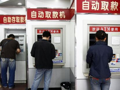 Varios cajeros automáticos en la ciudad de Shenyang.