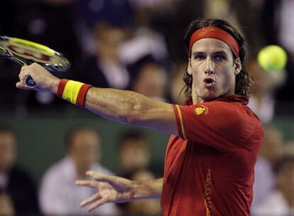 Feliciano López remata un punto durante su partido del viernes contra Juan Martín del Potro.