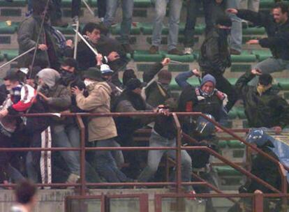 Aficionados radicales italianos durante un partido