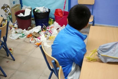 Una clase infantil en el colegio Manuel de Falla, donde no se pudo dar clase por la acumulación de basura.
