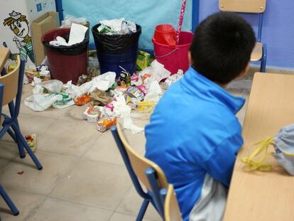 Una clase infantil en el colegio Manuel de Falla, donde no se pudo dar clase por la acumulación de basura.
