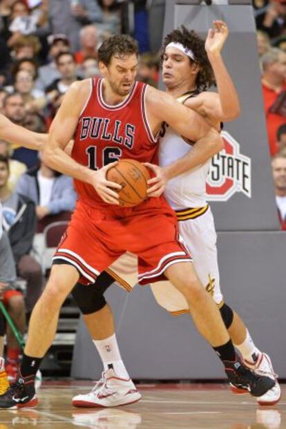 Pau Gasol, ante Varejao.