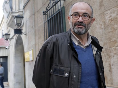 El exconcejal de Educaci&oacute;n del PP de Valencia Emilio del Toro ante la comandancia de la Guardia Civil. 