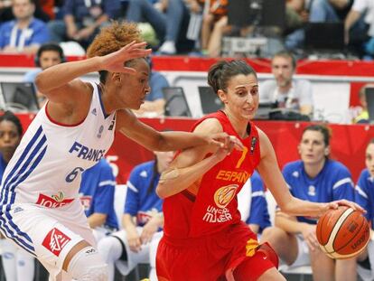 Alba Torrens protege el bal&oacute;n ante Tchatchouang 