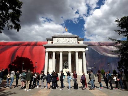 Colas para entrar al Museo del Prado, el sábado en Madrid.