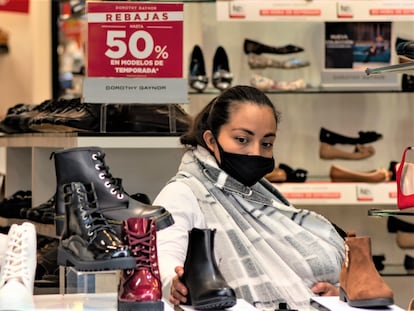 Una mujer observa los productos con descuento de una tienda de zapatos en el centro de Ciudad de México.