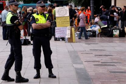 Una pareja de agentes de la Policía Local custodian la concentración en favor del movimiento 15-M.