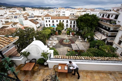 Vista de la plaza de las Flores, en el centro histórico de Estepona (Málaga), desde el hotel El Pilar.