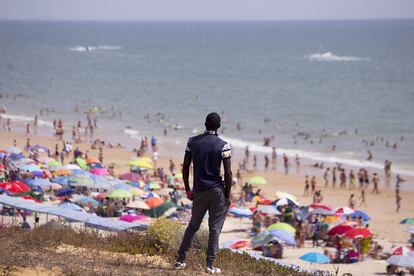 Nadya, un inmigrante senegalés, en la playa de Matalascañas de Huelva.