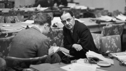 A la derecha, Harold Laski (1893 - 1950) en una imagen de 1948.
