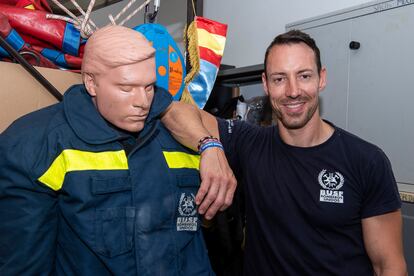 David Grafulla Vi?uelas, uno de los responsables de Bomberos Unidos sin Fronteras, en la sede de la organizacin.