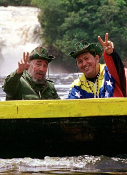 Los expresidentes Fidel Castro y Hugo Chávez en 2001 en una canoa al este de Venezuela.