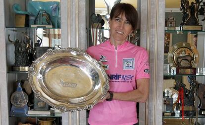 Joane Somarriba, con el trofeo y la 'maglia' del Giro de 1999, en su casa de Gatika (Bizkaia).