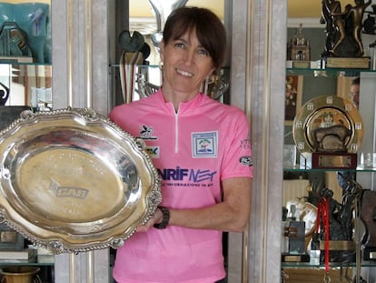 Joane Somarriba, con el trofeo y la 'maglia' del Giro de 1999, en su casa de Gatika (Bizkaia).