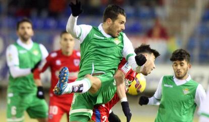 Xavi Torres, del Betis, pelea el bal&oacute;n con Sergi Enrich, del Numancia. 