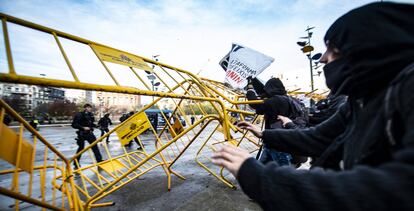 Aldarulls en una protesta contra un acte de Vox a favor de la Constitució a Girona.