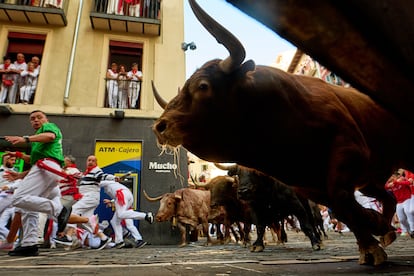 Los astados de la ganadería madrileña a su llegada a la calle Estafeta, este jueves.