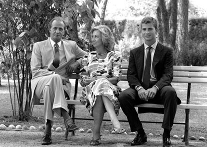 12 de septiembre de 1988. El Príncipe posa con sus padres, los reyes, Juan Carlos y Sofía, en un banco del palacio de la Zarzuela.