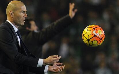 Zidane, en la banda del Villamarín.