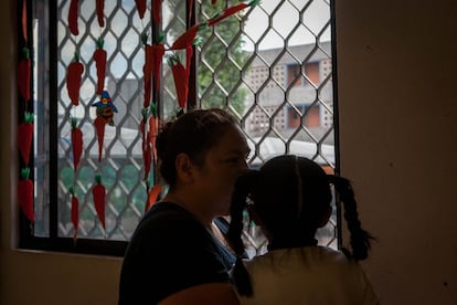 Rosa y su hija viven en el penal de Santa Martha Acatitla, al oriente de la Ciudad de México, donde la mujer purga una pena de 25 años por homicidio.