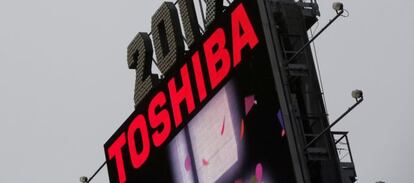 Un logo de Toshiba celebrando el año 2017 en Times Square en Manhattan, Nueva York.