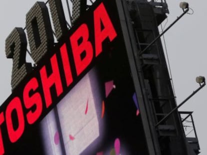 Un logo de Toshiba celebrando el a&ntilde;o 2017 en Times Square en Manhattan, Nueva York.