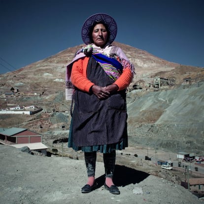 Dewever-Plana retrató a las mujeres de Cerro Rico delante de la montaña. Una imagen que se asemeja a un cuadro del siglo XVIII, 'La Virgen del Cerro Rico', que representa la coronación de María, con esta incrustada en la montaña y su manto como si fueran las laderas del cerro.