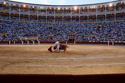 The right-handed García Pulido with his second bull at the first celebration of the San Isidro Fair in 2024. 