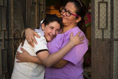 Tiene 11 años y su madre, enfermera, trabaja en una residencia de ancianos a dos horas en transporte público de su barrio. Sus turnos son de 24 horas y uno de cada dos días le toca dormir en el centro.