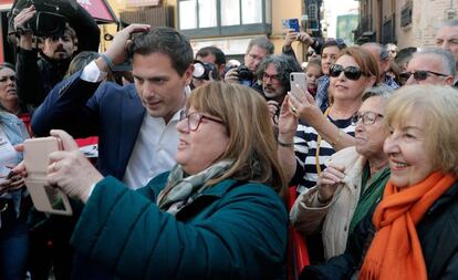 El presidente de Ciudadanos, Albert Rivera, rodeado de gente durante su recorrido fallero por Valencia.