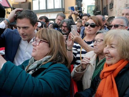 El presidente de Ciudadanos, Albert Rivera, rodeado de gente durante su recorrido fallero por Valencia. 