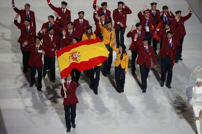 Javier Fernández, abanderado espanhol, durante o desfile dos esportistas, com 20 representantes.